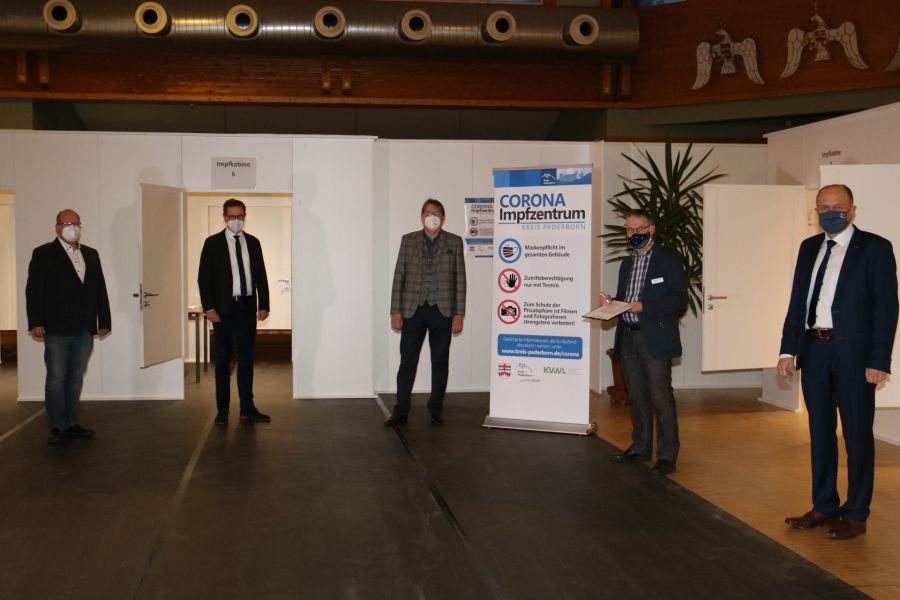 Das Impfzentrum in der Sälzerhalle in Salzkotten ist betriebsbereit – von links nach rechts Conrad Möller von der St. Johannes Schützenbruderschaft Salzkotten und Geschäftsführer des Hallenbauvereins Salzkotten, der die Sälzerhalle zur Verfügung stellt, Ulrich Berger, Bürgermeister von Salzkotten, Krisenstabsleiter Michael Beninde, Dr. Gregor Haunerland für die Kassenärztliche Vereinigung, Landrat Christoph Rüther überzeugten sich vor Ort  Bildnachweis: Amt für Presse- und Öffentlichkeitsarbeit, Kreis Paderborn, Meike Delang